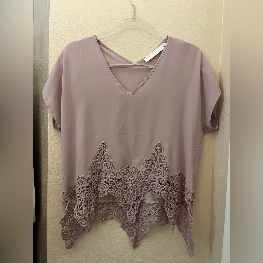ASTR The Label Mauve Lace Accent Blouse size small